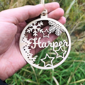 Personalisierte Weihnachtsschmuck, Benutzerdefinierte Weihnachtsbaum Dekor, Holz Weihnachtsdekor, Laser Cut Namen, Weihnachtskugel, Geschenkanhänger, Ihr Logo Bild 4