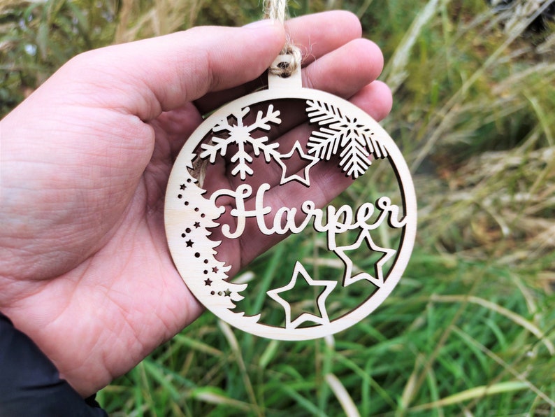 Personalisierte Weihnachtsschmuck, Benutzerdefinierte Weihnachtsbaum Dekor, Holz Weihnachtsdekor, Laser Cut Namen, Weihnachtskugel, Geschenkanhänger, Ihr Logo Bild 4