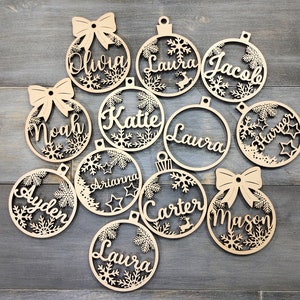 Ornamenti natalizi personalizzati, decorazioni personalizzate per l'albero di Natale, decorazioni natalizie in legno, nomi tagliati al laser, palline di Natale, etichette regalo, il tuo logo immagine 1