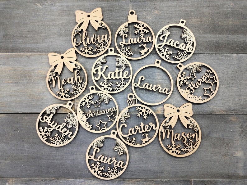 Personalisierte Weihnachtsschmuck, Benutzerdefinierte Weihnachtsbaum Dekor, Holz Weihnachtsdekor, Laser Cut Namen, Weihnachtskugel, Geschenkanhänger, Ihr Logo Bild 1