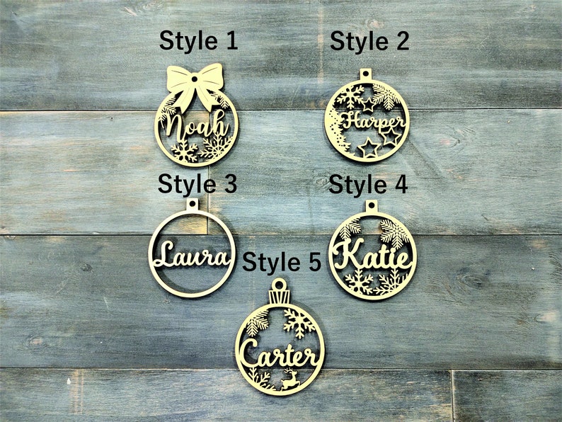 Ornamenti natalizi personalizzati, decorazioni personalizzate per l'albero di Natale, decorazioni natalizie in legno, nomi tagliati al laser, palline di Natale, etichette regalo, il tuo logo immagine 2