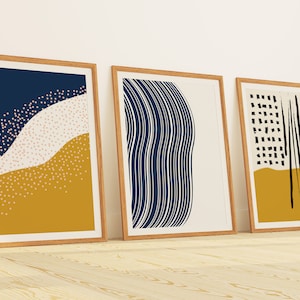 Conjunto de três impressões de arte abstrata azul marinho branco e mostarda. Tríptico moderno de arte de parede costeira para parede de galeria. Praia Azul Amarelo Minimalista
