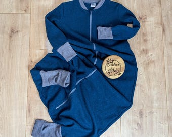 Saco de dormir de lana con pies en color azul petróleo, confeccionado con lana 100% merino.