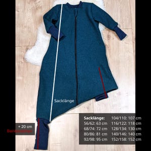 Der Schlafsack mit Füßen hat 20 cm länge Bein-Bündchen, damit kann der Schlafsack gerafft werden. Der Schlafsack ist großzügig geschnitten. Das Kind hat die Möglichkeit mit den Füßen vollständig im Schlafsack zu verschwinden. In der richtigen Größe hat das Kind innerhalb des Schlafsacks 20 cm mehr Platz als es groß ist und dazu kommen noch die 20 cm Bein-Bündchen. Das Bild enthält Maße in Zentimetern. Die Größenangeben gehen von Kindergröße 56 bis 158.