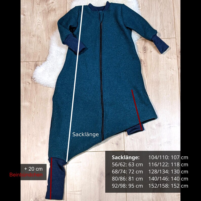 Der Schlafsack mit Füßen hat 20 cm länge Bein-Bündchen, damit kann der Schlafsack gerafft werden. Der Schlafsack ist großzügig geschnitten. Das Kind hat die Möglichkeit mit den Füßen vollständig im Schlafsack zu verschwinden. In der richtigen Größe hat das Kind innerhalb des Schlafsacks 20 cm mehr Platz als es groß ist und dazu kommen noch die 20 cm Bein-Bündchen. Das Bild enthält Maße in Zentimetern. Die Größenangeben gehen von Kindergröße 56 bis 158.