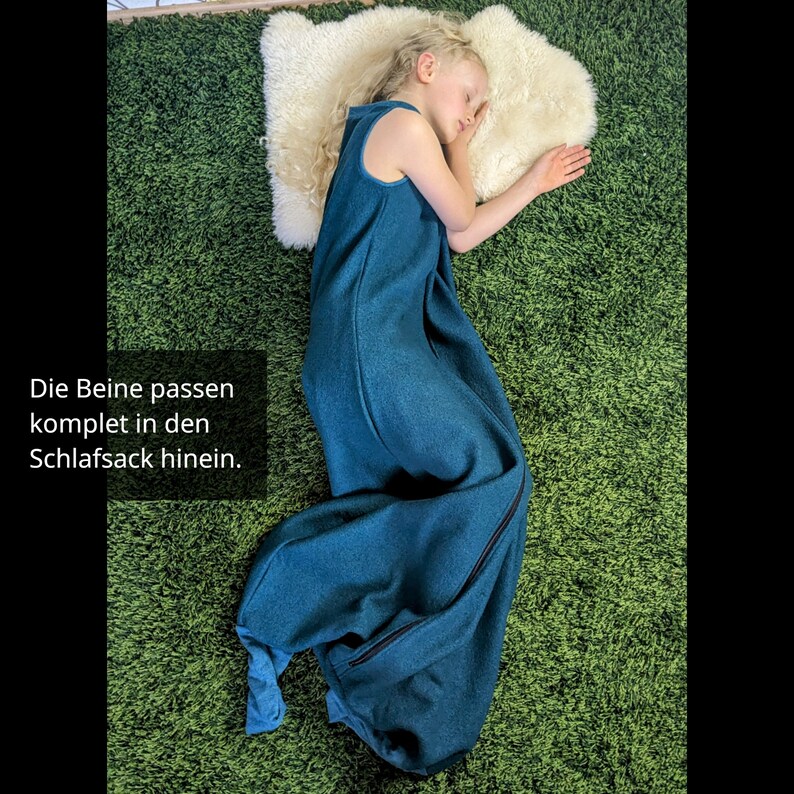 Tragebild mit einem Grundschulkind in einem Schlafsack mit Füßen. Zu erkennen ist, dass die Füße vollständig im Schlafsack verschwinden können. Der Text im Bild lautet: "Die Beine passen komplett in den Schlafsack hinein."