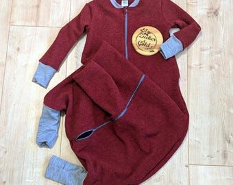 Saco de dormir de lana con pies en color rojo oscuro fabricado en 100% vellón Merino