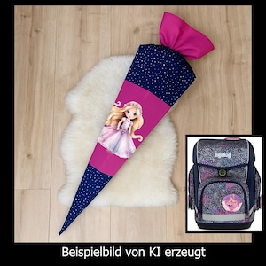 Könnte beinhalten: Eine große, kegelförmige Schultüte mit einem Prinzessinnen-Motiv. Die Tüte ist überwiegend marineblau mit weißen Punkten und einem pinkfarbenen Mittelteil mit einer Cartoon-Prinzessin. Ein passender Rucksack ist in der Ecke abgebildet.