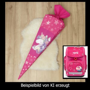 Può includere: Un sacco scolastico rosa a forma di cono con un motivo a unicorno e stelle. La borsa è legata in alto con un nastro rosa abbinato. È visibile anche un piccolo zaino rosa con stelle.