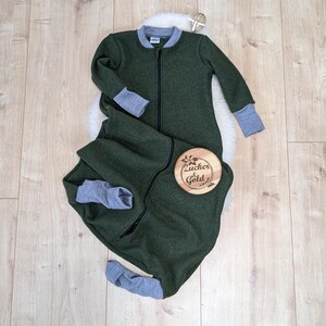 Woll-Schlafsack mit Füßen in Olivgrün aus 100% Merino-Wolle
