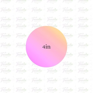 以下が含まれることがあります： ピンクと黄色のグラデーションの丸いステッカーで、白い文字で「4in」（約10cm）と書かれています。背景は「Janalu Creations」という言葉の繰り返しパターンです。