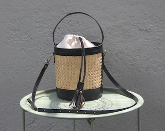 Bolso tipo cubo: bandolera de ratán y cuero para mujer