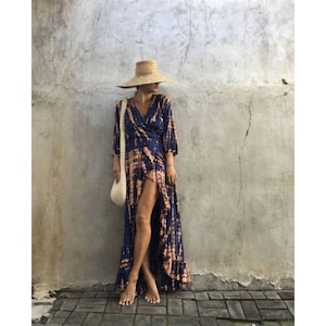 夏休みにぴったりの、ハンドタイダイ染めのラップドレス、ロングカフタンラウンジドレス