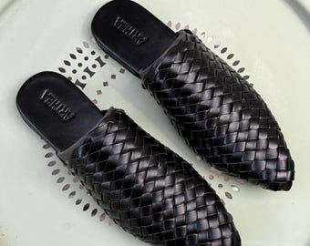 Mules de couro vegano preto: sapatos rasos femininos de couro trançado à mão