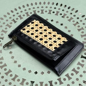 Schmaler Kartenhalter aus Rattan und schwarzes Leder