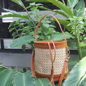 Handgefertigte Eimertasche, Rattan und Ledertasche für Frühlingsferien
