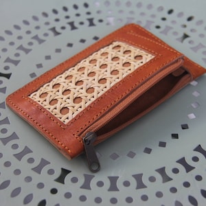 Minimalistischer schlanker Kartenhalter aus Rattan und Leder