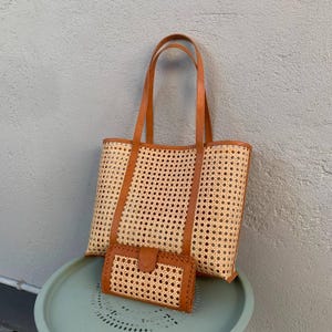 Bundle sac fourre-tout fait main en rotin et cuir avec portefeuille en rotin