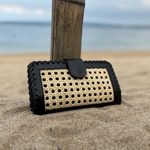 Carteira feminina de couro preto e rattan: carteira longa artesanal em estilo vintage.