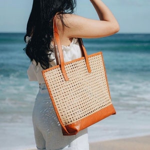 Everyday Casual Tote Bag Woven Rattan and Leather Beach Bag for Summer Holiday