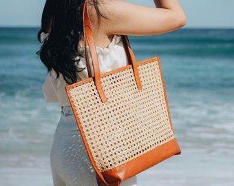 Borsa tote casual per tutti i giorni, in rattan intrecciato e pelle, ideale per la spiaggia e le vacanze estive.