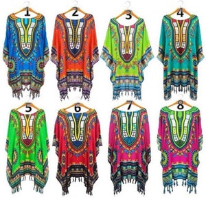 Puede incluir: Ocho t&uacute;nicas impresas de colores con ribete de flecos. Las t&uacute;nicas tienen cuello en V y mangas cortas. Los estampados presentan patrones geom&eacute;tricos y colores como azul, verde, naranja, rojo y rosa.