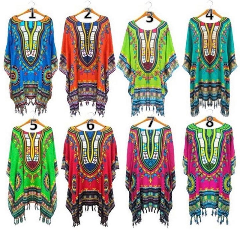 Puede incluir: Ocho t&uacute;nicas impresas de colores con ribete de flecos. Las t&uacute;nicas tienen cuello en V y mangas cortas. Los estampados presentan patrones geom&eacute;tricos y colores como azul, verde, naranja, rojo y rosa.