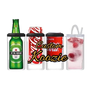 Puede incluir: Tres portavasos aislados transparentes con tapas negras. Los portavasos están llenos con una botella de cerveza verde, una lata de refresco roja y un vaso de plástico transparente con una pajita y fruta roja. El texto "Custom Koozie" está escrito en amarillo en la imagen.