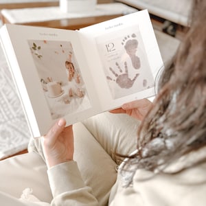 Lot de cartes et d'albums photo Milestone Inkless | cartes d'étape pour bébé | cartes mensuelles pour bébé | empreinte de main de bébé | empreinte de pas de bébé | livre pour bébé