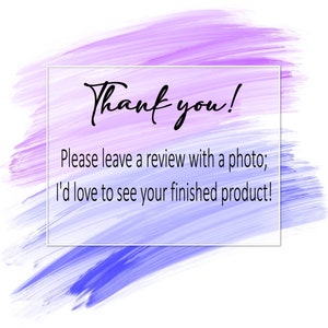 K&ouml;nnte beinhalten: Ein lila-blauer Aquarellhintergrund mit einem wei&szlig;en Kasten, der den Text "Vielen Dank! Bitte hinterlassen Sie eine Bewertung mit einem Foto; Ich w&uuml;rde gerne Ihr fertiges Produkt sehen!" enth&auml;lt.