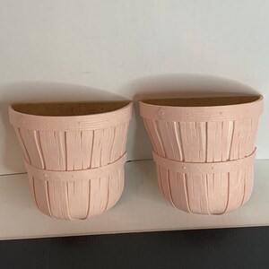 Homco Dusty Rose Pink Barrel Pocket Wall Hanging Set of 2 Retro 1980&#39;s Decor Wall Pocket Planters Farmhouse, Plastic Faux Wood Apple Basket
