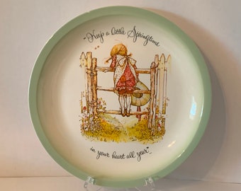 Vintage Holly Hobbie "Keep a Little Spring Time In Your Heart All Year" Collectors Plate, Edición de Coleccionista, American Greetings, EE.UU., 1972