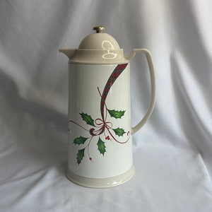 Kamenstein 1993 Thermal Carafe Pitcher is in Excellent Condition. Decorated  With Flowers and Attention to Detail, It is a Keeper 