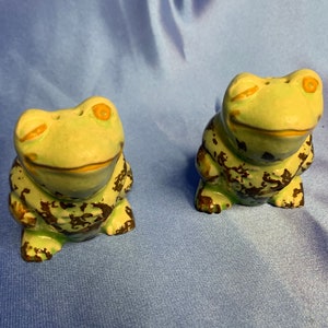 Vintage Smiling Frog Toad Salt and Pepper Shakers