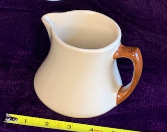 Vintage Shenango Inca Ware restaurante ware crema grande o jarra pequeña con mango marrón- EE.UU.