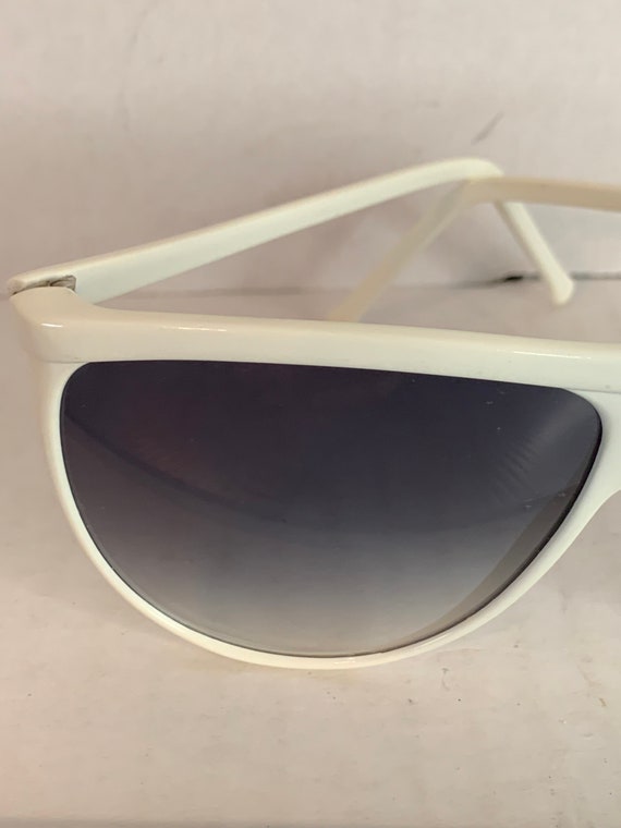 Vintage Plastic White Retro Sunglasses, Aviator S… - image 5