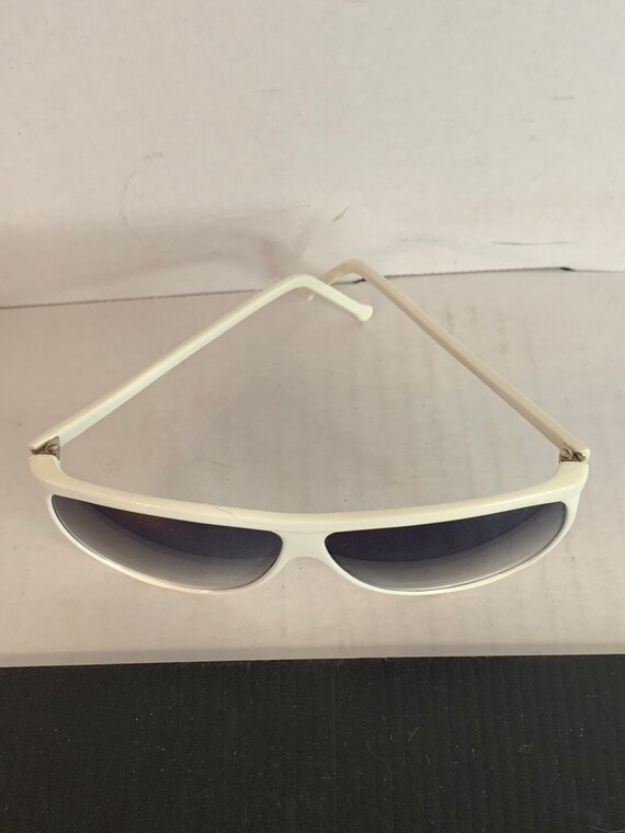 Vintage Plastic White Retro Sunglasses, Aviator S… - image 3