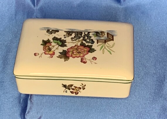 wedgwood cigarette box Wedgewood Eastern Flowers Cigarette/trinket/ring Box and Lid (TKD426) wedgwood cigarette box Wedgewood Eastern Flowers Cigarette/trinket/ring Box and Lid (TKD426)
