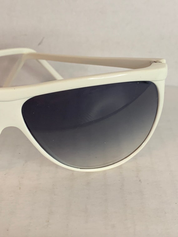 Vintage Plastic White Retro Sunglasses, Aviator S… - image 6