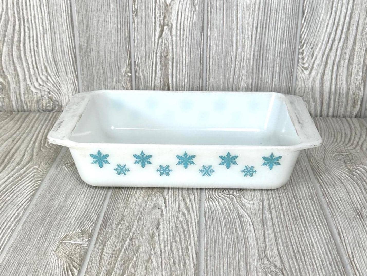 Vintage 1960's PYREX Snowflake White 2 Quart Rectangular Casserole Dish #575, Light Blue Snowflakes On White, Mid Century, Collectable