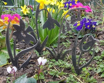 Conjunto de flores de metal: tulipán, narciso, campanilla de invierno y campanilla azul. Hecho en Gales. Marcador de plantas. Arte de jardín oxidado.