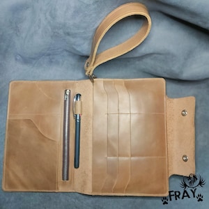Cartera tipo clutch de cuero hecha a mano