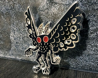 Mothman Hard Enamel Pin Goth Fashion Punk Style Geschenk für Horror Fans, Cryptid Jäger und Heiden