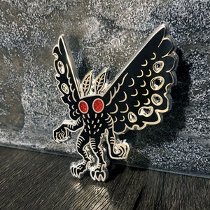 Broche de esmalte duro Mothman, estilo gótico e punk, presente para fãs de terror, caçadores de criptídeos e pagãos