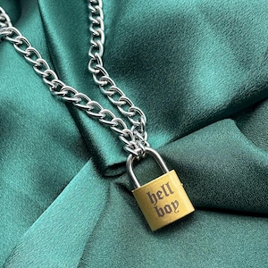 Hell Boy en Hell Girl gegraveerd hangslotketting • Gepersonaliseerde punkhangslotsieraden