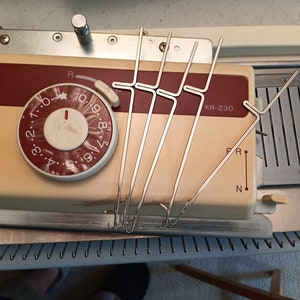 Set von fünf neuen Ersatznadeln für Brother KH230 Strickmaschine, und/oder Brother KR230 Rippenaufsatz