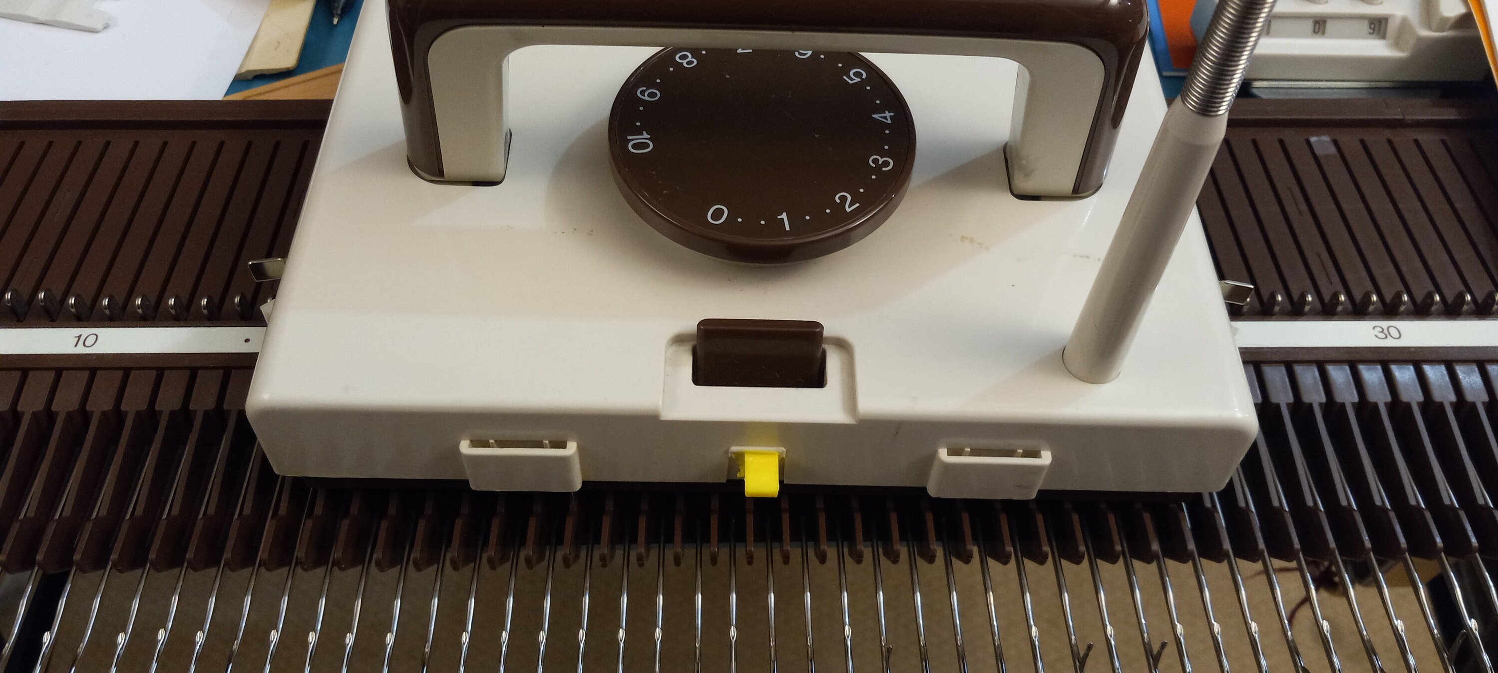 Singer HK100 8 Mm Gauge Knitting Machine, Plastic Flat Bed, Mid/bulky