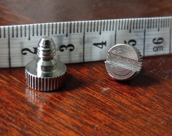 Thumb screws for the side brackets for Brother KR830 ribber, pack of two.