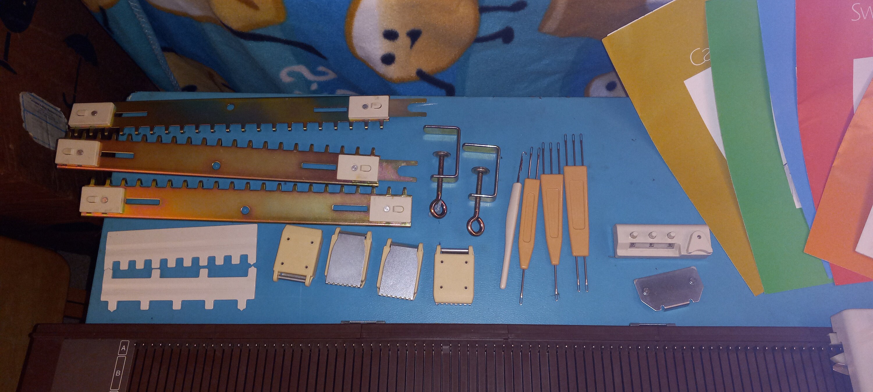 Singer HK100 8 Mm Gauge Knitting Machine, Plastic Flat Bed, Mid/bulky