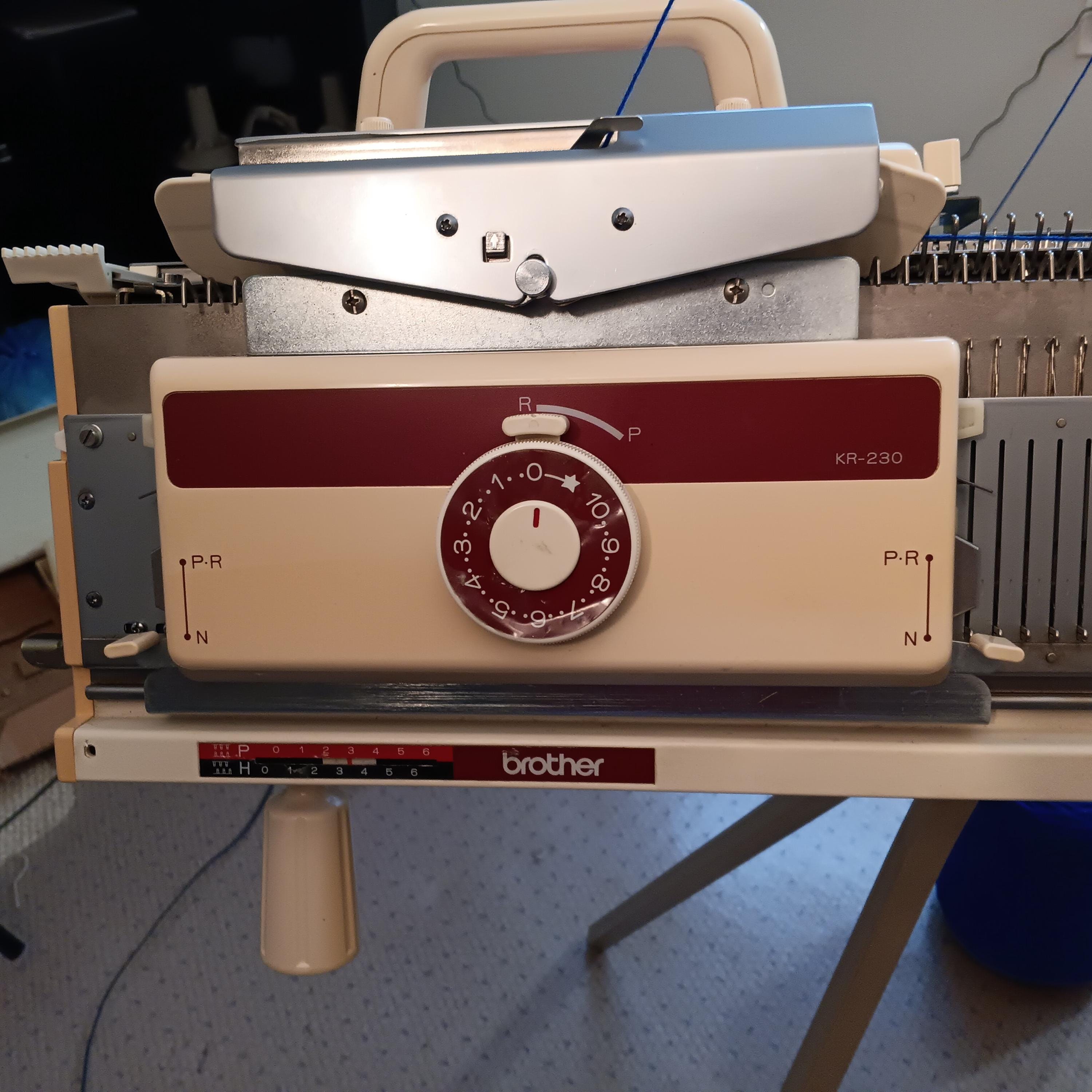 Bulky (8-9 Mm) Knitting Machine With Manual Options: Silver Reed